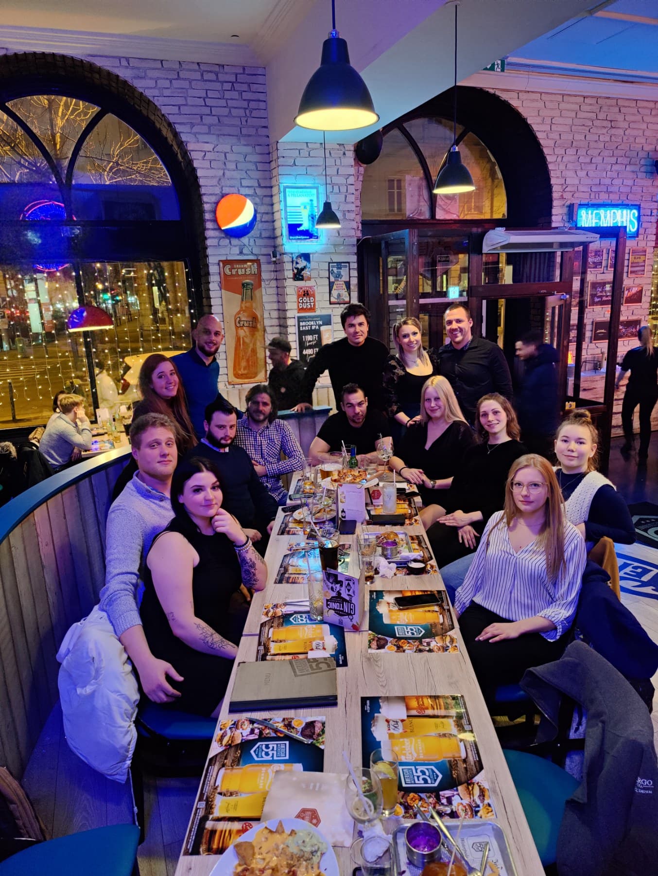 Közösségi este egy hangulatos budapesti bárban – vállalkozók közötti kapcsolatépítés és jó hangulat